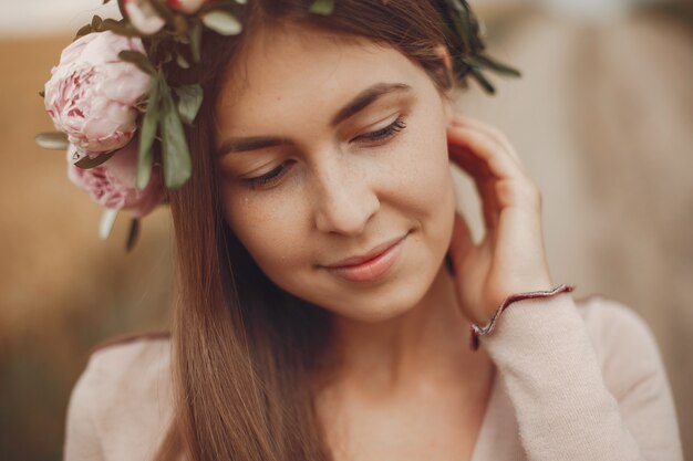 Ragazza elegante e alla moda in un campo estivo