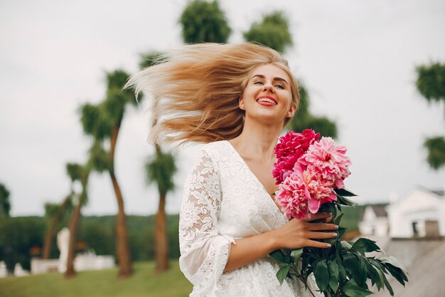 Ragazza elegante e alla moda in un giardino estivo