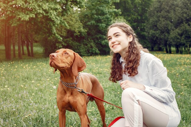 Ragazza elegante e alla moda in un parco di primavera