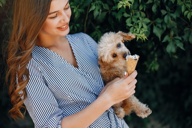 Ragazza elegante e alla moda in un parco di primavera