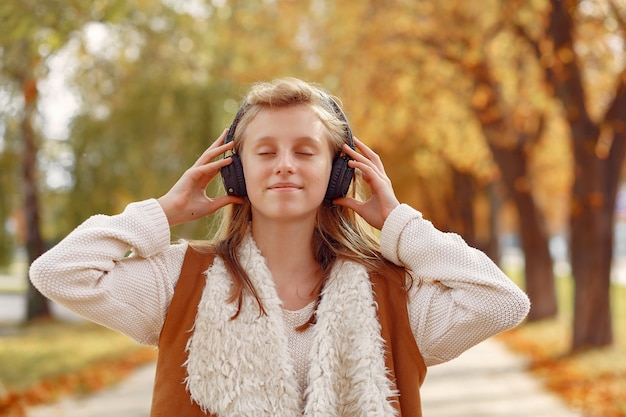 Ragazza elegante e alla moda in un parco in autunno