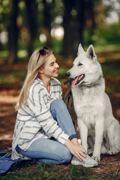 Ragazza elegante e alla moda in una foresta