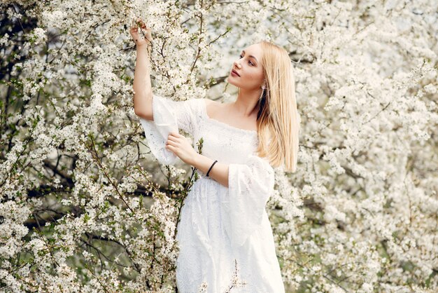 Ragazza elegante ed elegante in un parco di primavera