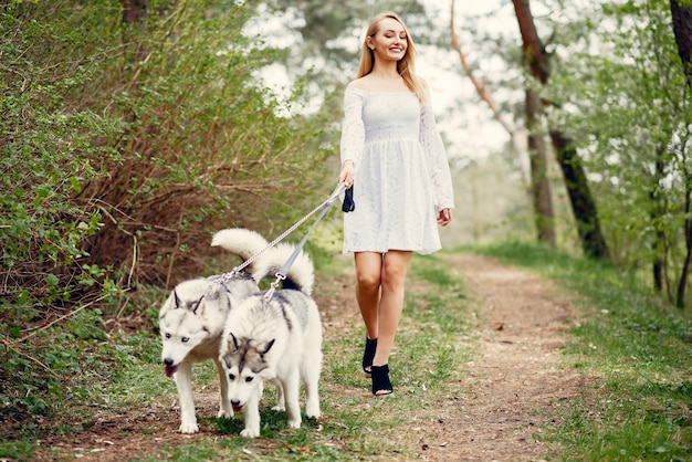 Ragazza elegante ed elegante in un parco di primavera