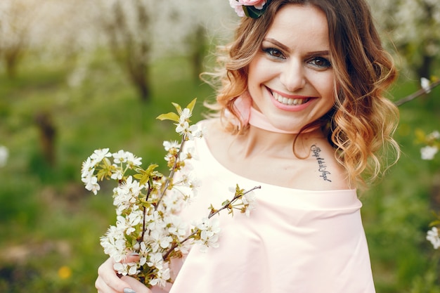 Ragazza elegante ed elegante in un parco di primavera