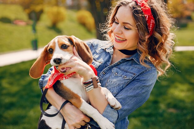 Ragazza elegante ed elegante in un parco di primavera