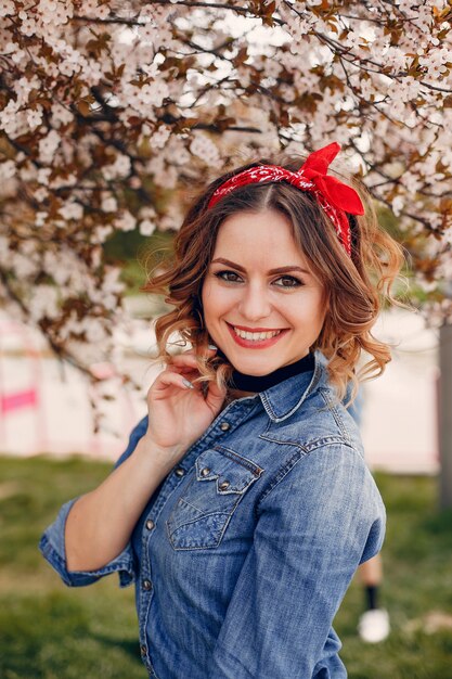 Ragazza elegante in un parco di primavera