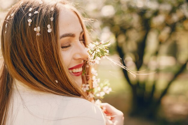 Ragazza elegante in un parco di primavera