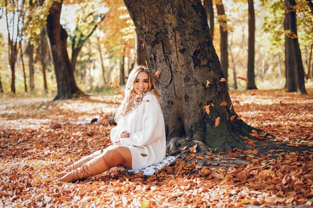 Ragazza elegante in un parco soleggiato autunno