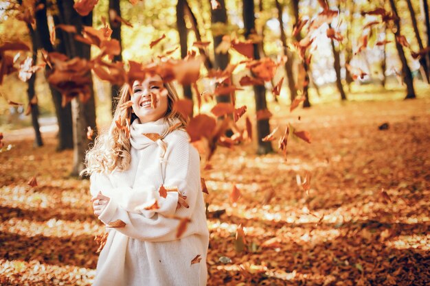 Ragazza elegante in un parco soleggiato autunno