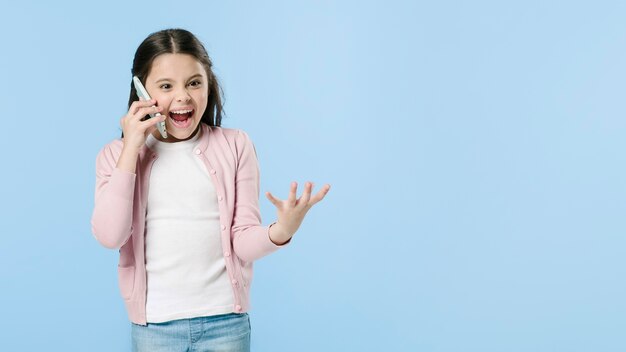 Ragazza emotivamente parlando al telefono in studio