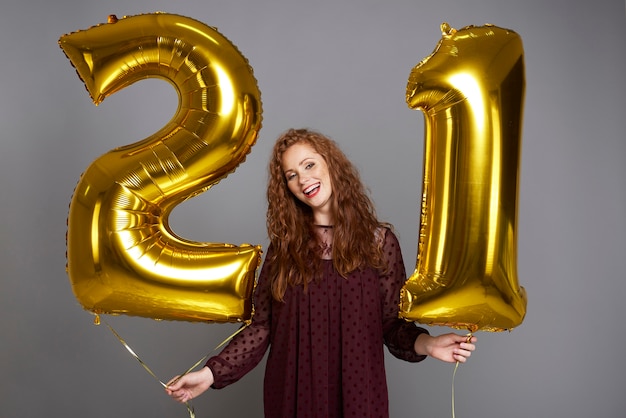 Ragazza emozionante che celebra il suo compleanno