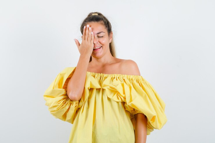 Foto gratuito ragazza espressiva che posa in studio