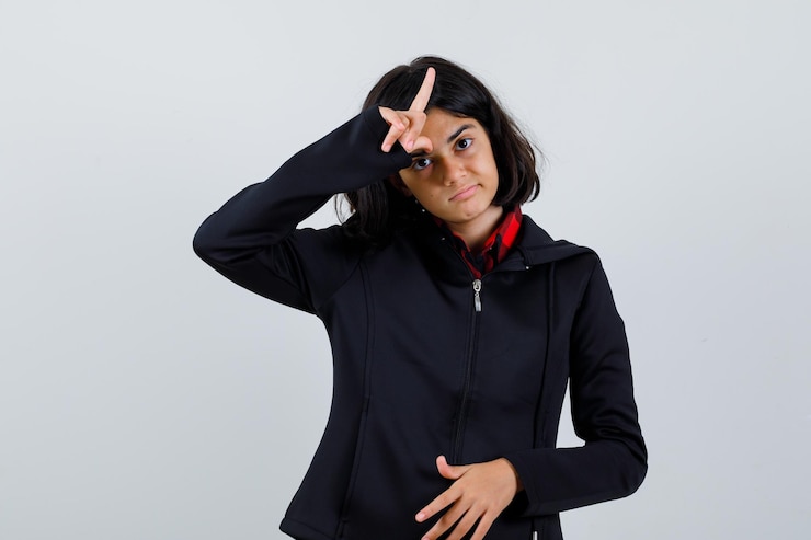 Foto gratuito ragazza espressiva che posa in studio