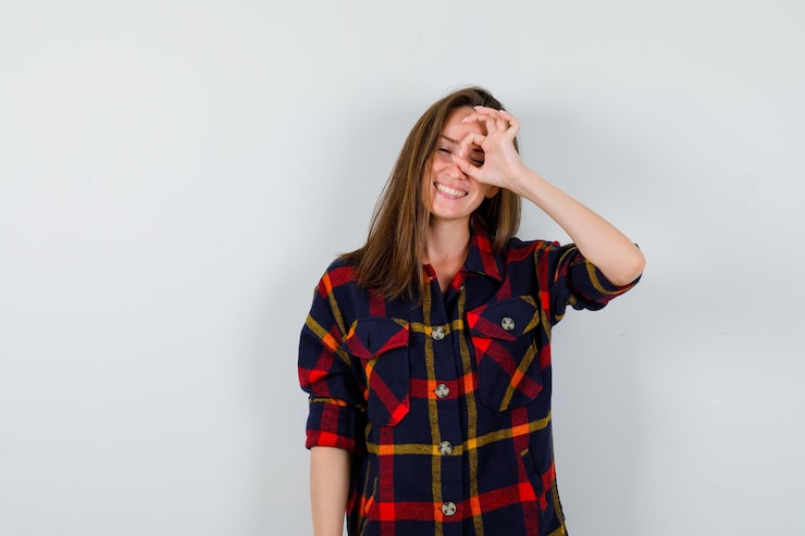 Foto gratuito ragazza espressiva che posa in studio