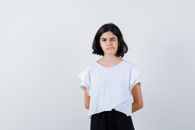 Ragazza espressiva in posa in studio