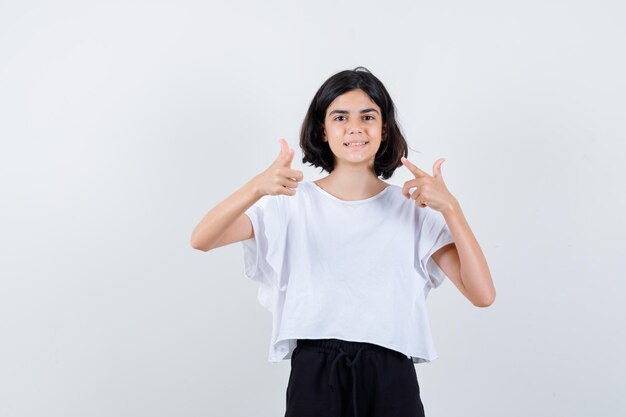 Ragazza espressiva in posa in studio