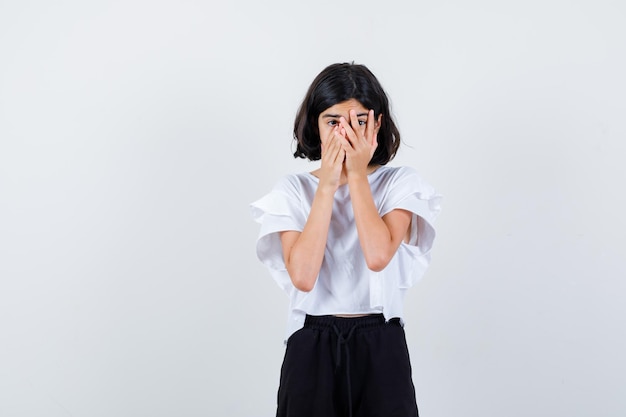 Ragazza espressiva in posa in studio