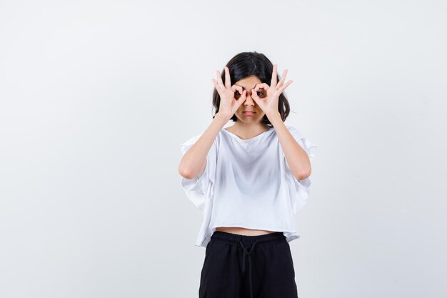 Ragazza espressiva in posa in studio