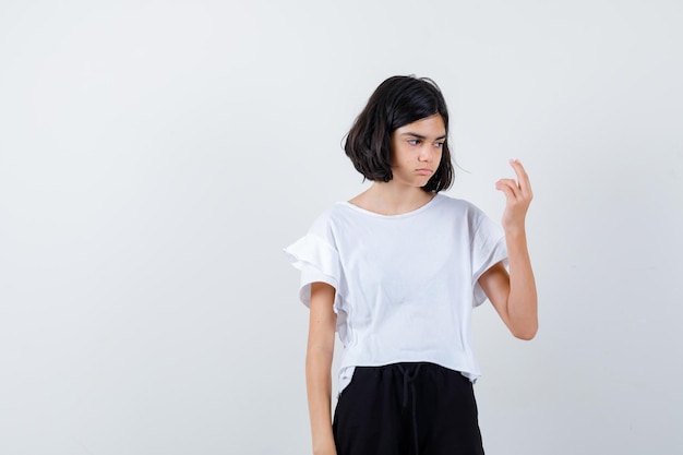 Ragazza espressiva in posa in studio