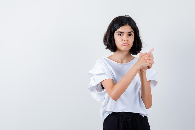 Ragazza espressiva in posa in studio