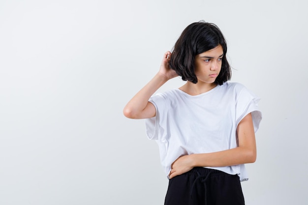 Ragazza espressiva in posa in studio