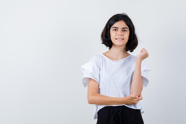 Ragazza espressiva in posa in studio