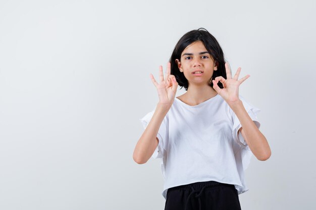 Ragazza espressiva in posa in studio