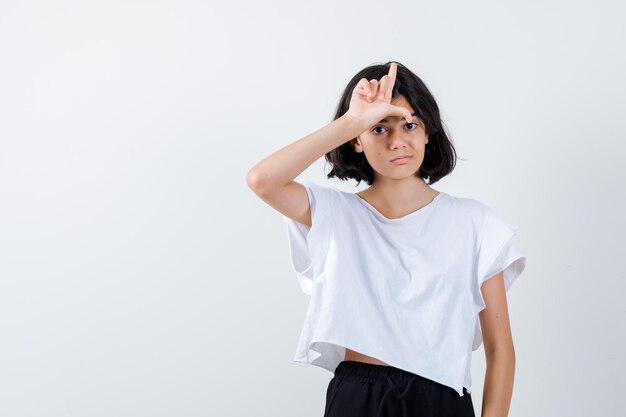 Ragazza espressiva in posa in studio