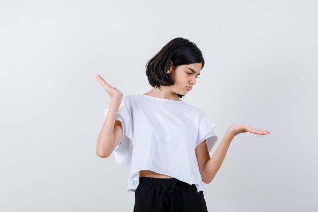 Ragazza espressiva in posa in studio