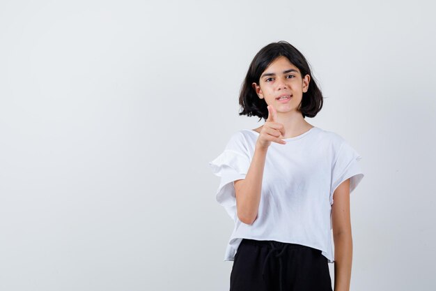 Ragazza espressiva in posa in studio