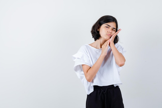 Ragazza espressiva in posa in studio