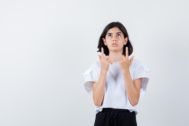 Ragazza espressiva in posa in studio