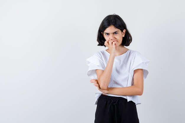 Ragazza espressiva in posa in studio