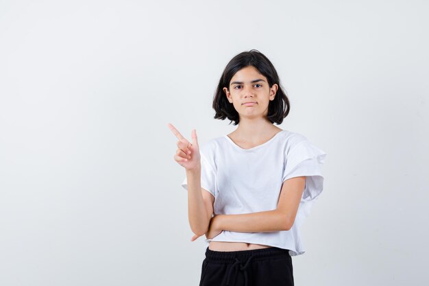 Ragazza espressiva in posa in studio