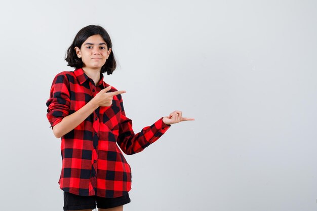 Ragazza espressiva in posa in studio