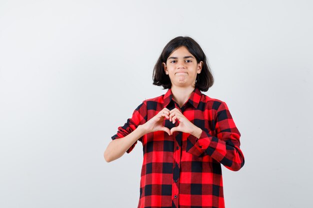 Ragazza espressiva in posa in studio