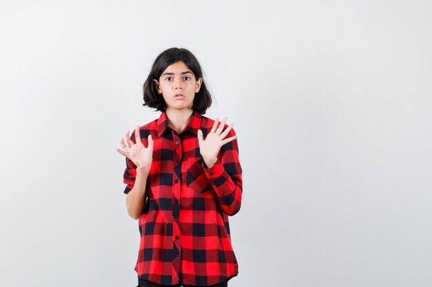 Ragazza espressiva in posa in studio