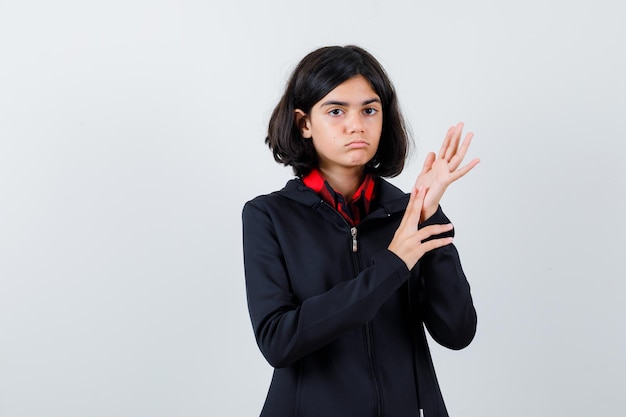 Ragazza espressiva in posa in studio