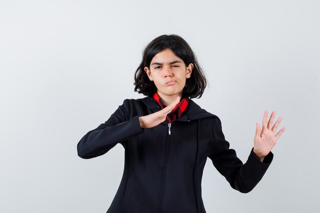 Ragazza espressiva in posa in studio