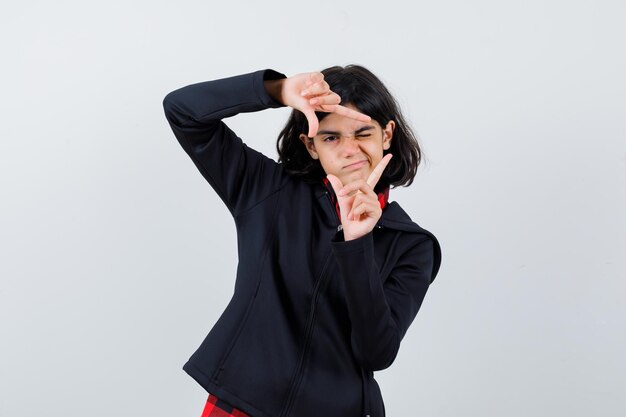 Ragazza espressiva in posa in studio