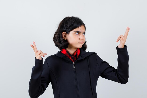 Ragazza espressiva in posa in studio