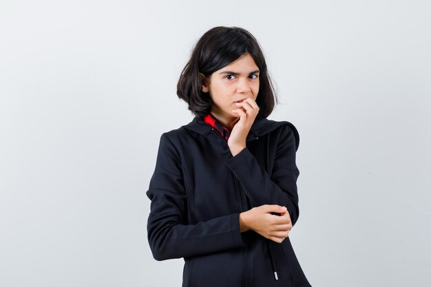 Ragazza espressiva in posa in studio