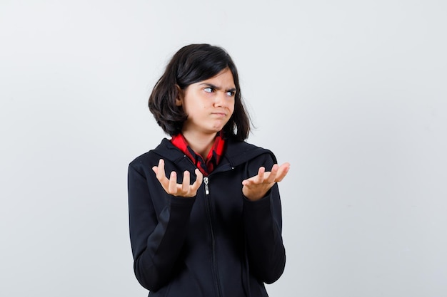 Ragazza espressiva in posa in studio