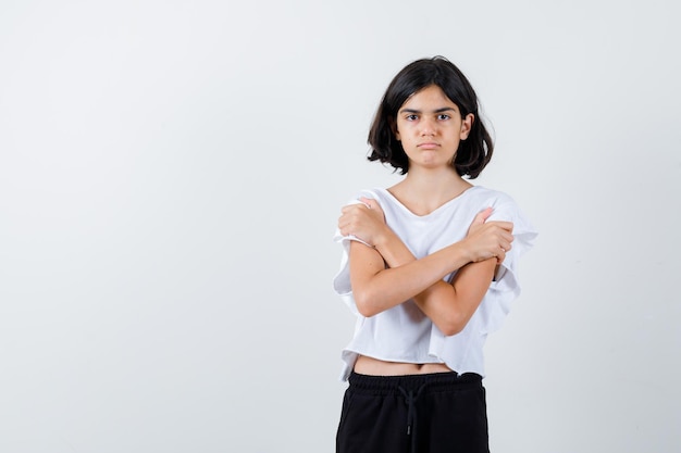 Ragazza espressiva in posa in studio