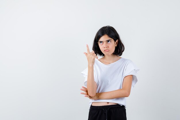 Ragazza espressiva in posa in studio