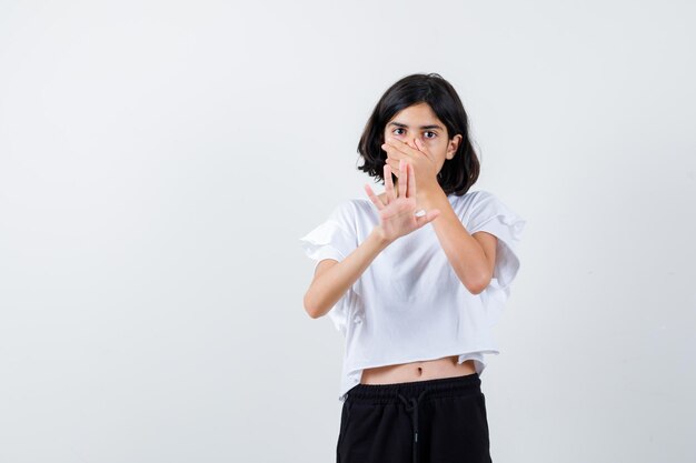 Ragazza espressiva in posa in studio