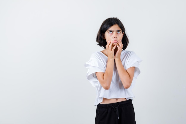 Ragazza espressiva in posa in studio