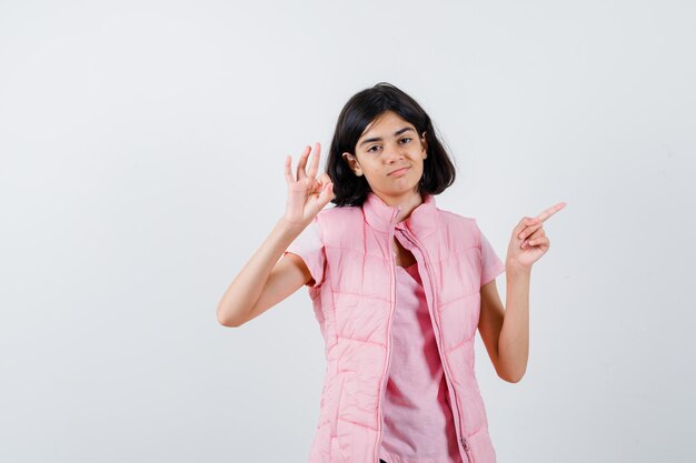 Ragazza espressiva in posa in studio