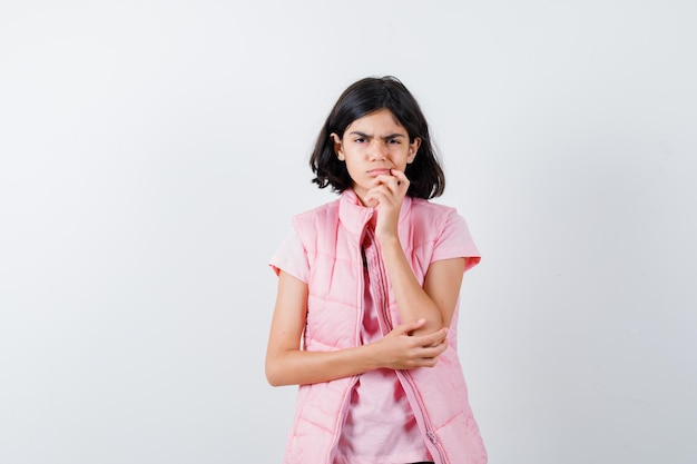 Ragazza espressiva in posa in studio